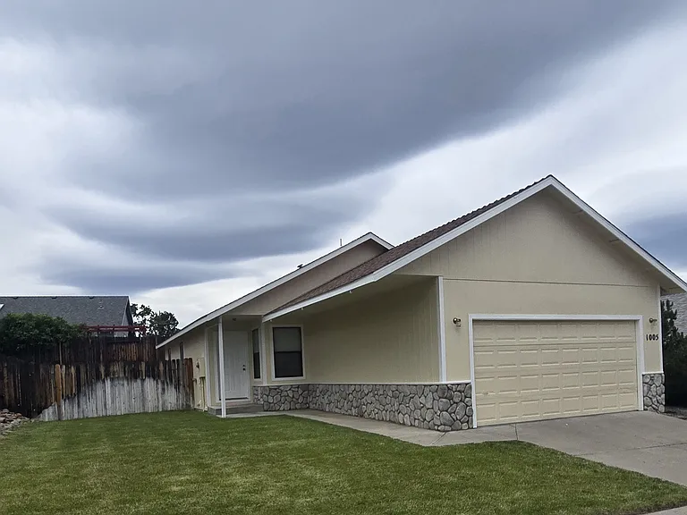 1005 Ridgeview Dr — Photo 1