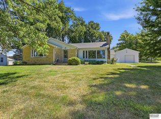 6102 Country Club Rd, Omaha, NE 68152