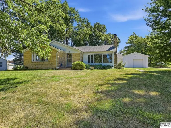6102 Country Club Rd, Omaha, NE 68152