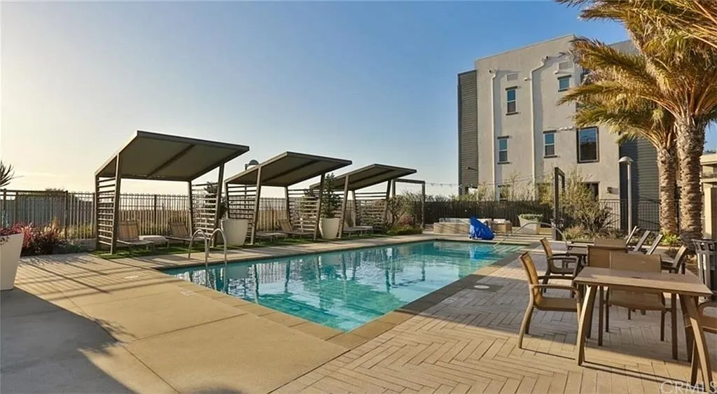3 bed, 1820 sqft, $8,995 — Photo 4