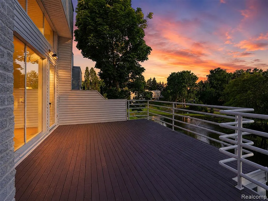 3 bed, 5.0 bath, 5130 sqft, $8,750 — Photo 2