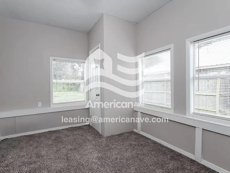 1697247_009_bedroom_10.jpg