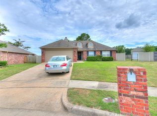 105 E Helena St, Broken Arrow, OK 74012