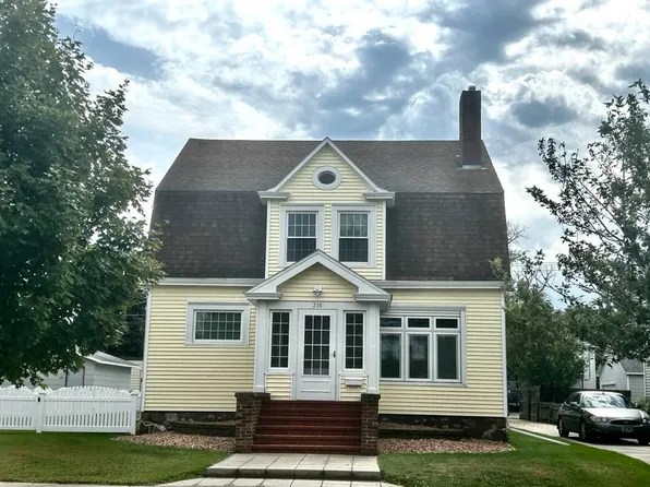 316 7th St NE, Devils Lake, ND 58301