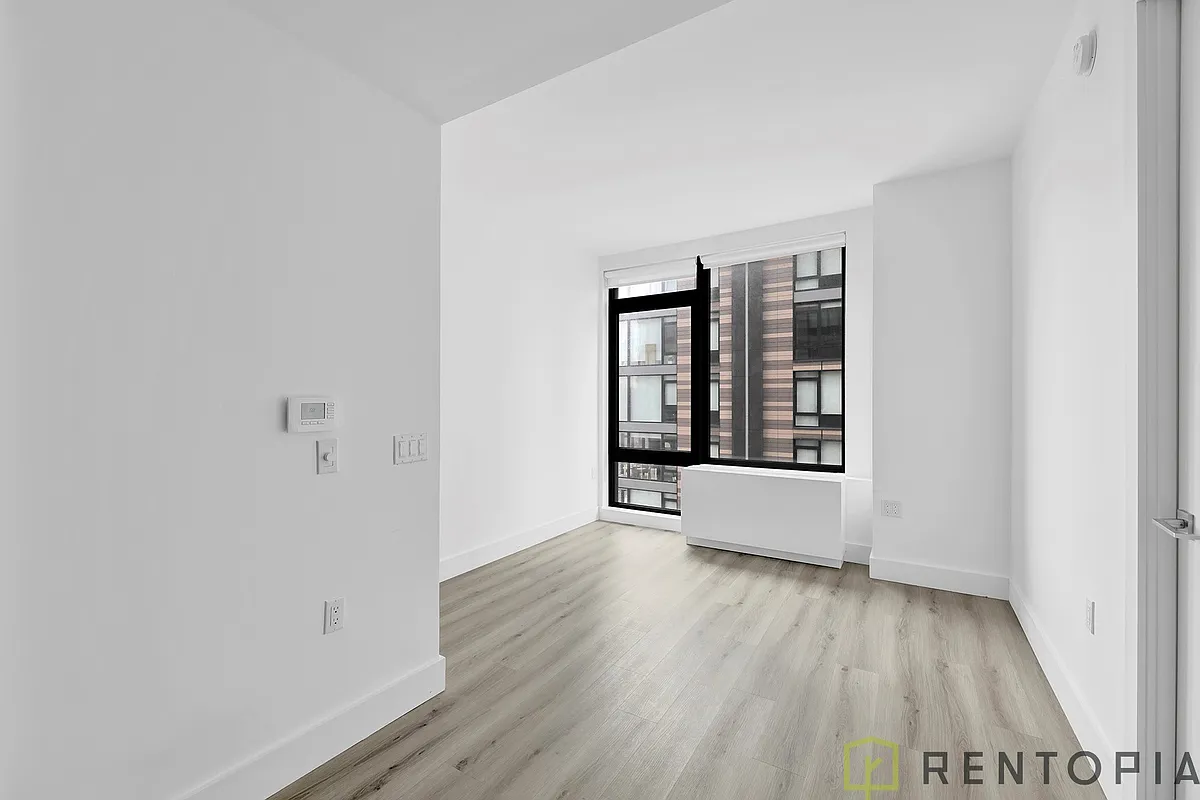 Building Photo - 224 E 135th St #1301S