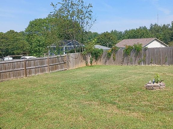 4th image of 421 Bluff Dr