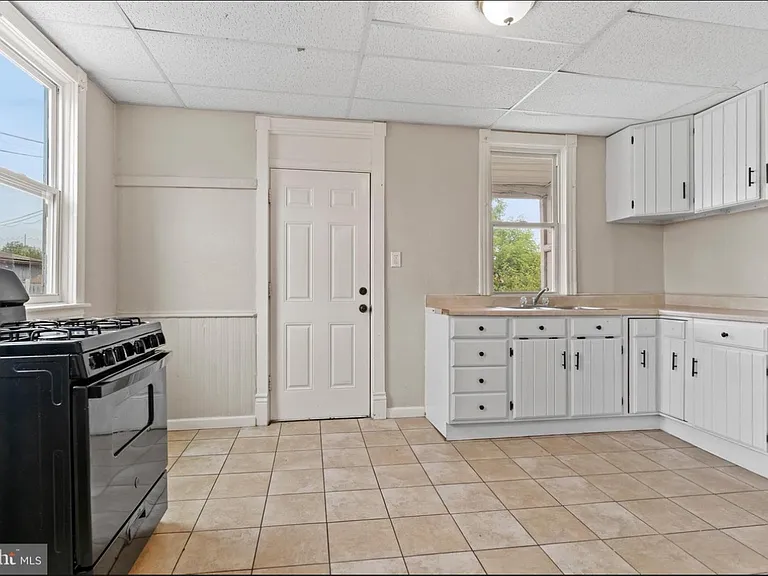 205 N Queen St — Photo 6