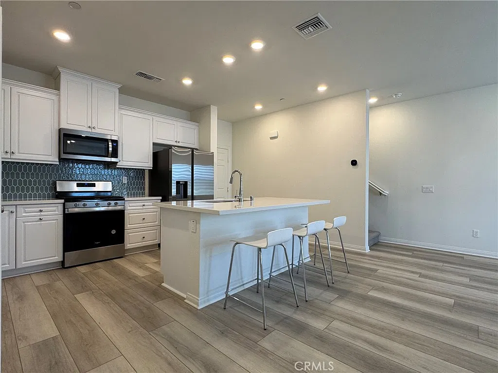 3 bed, 2.5 bath, 1455 sqft, $3,100 — Photo 3
