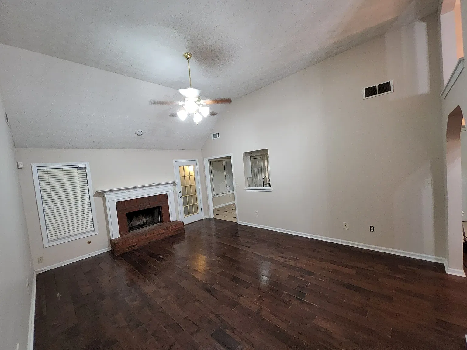 4 bed, 1688 sqft, $2,100 — Photo 3