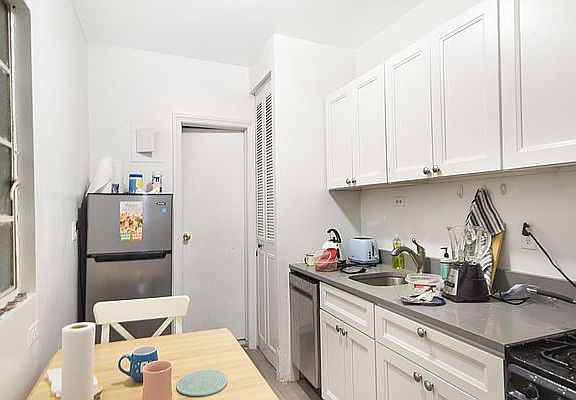 4th image of 215 E 88th St APT 3D