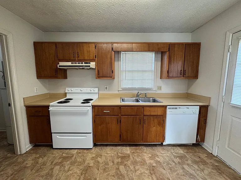 118 Burlington Rd NE — Photo 5