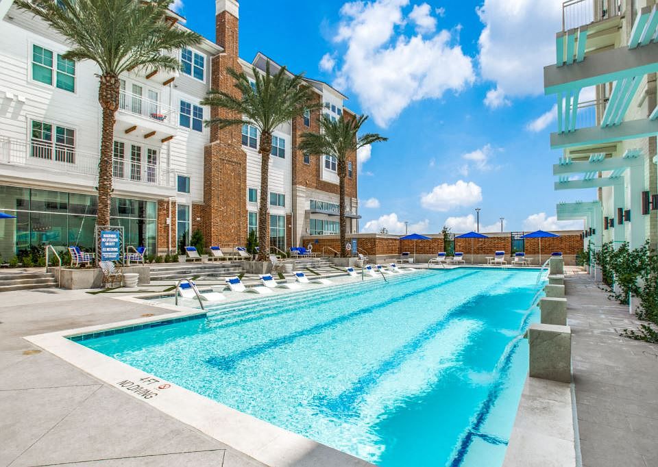 Resident Pool & Lounge