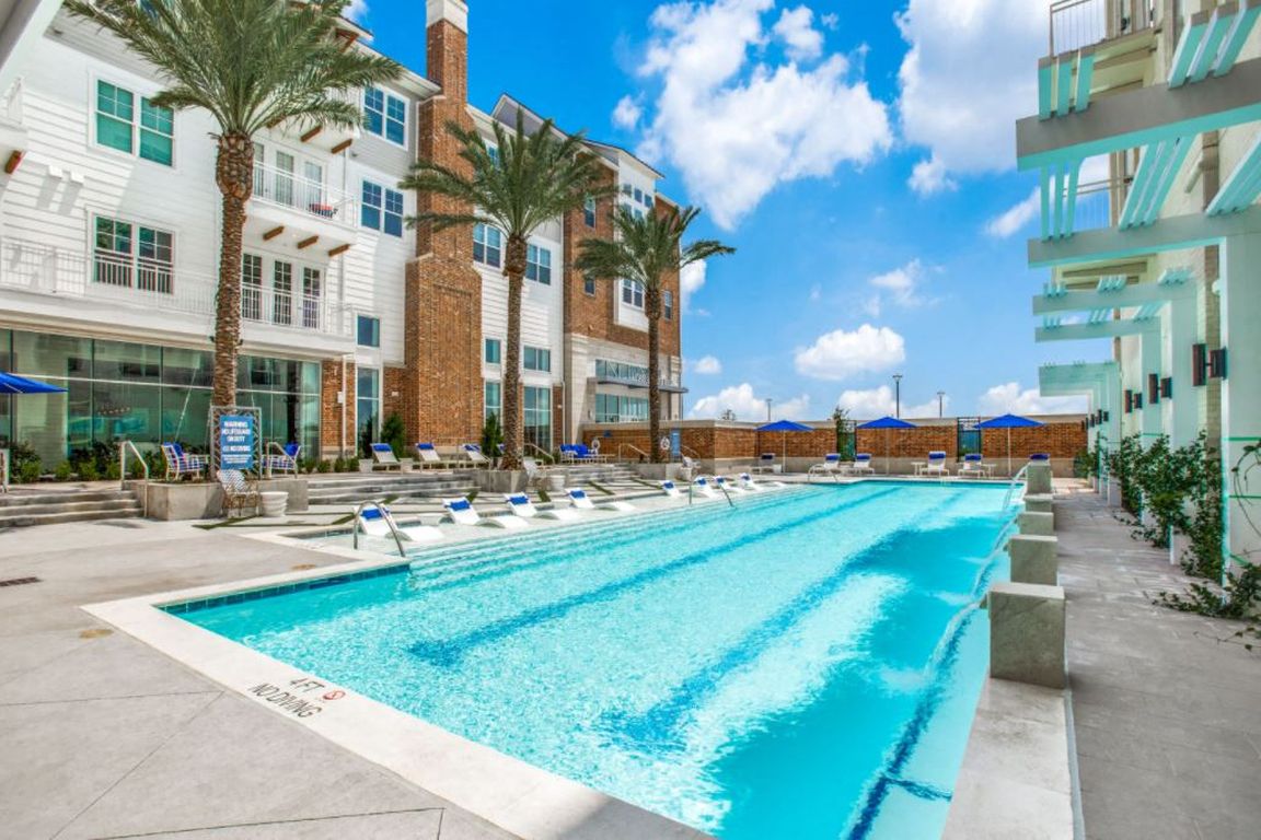 Resident Pool & Lounge