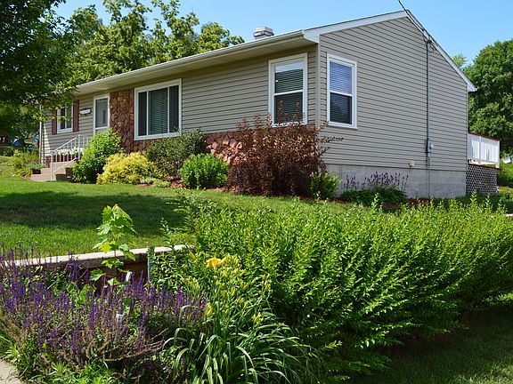 4th image of 1003 E Saint Clair St
