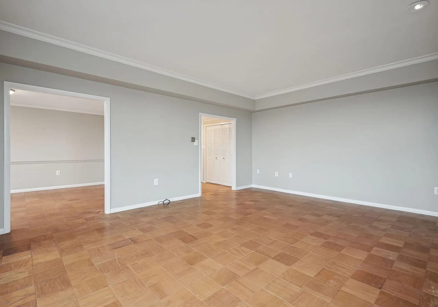Fabulous Penthouse Apartment in N. Bethesda with Parking and All Utilities Included — Photo 3