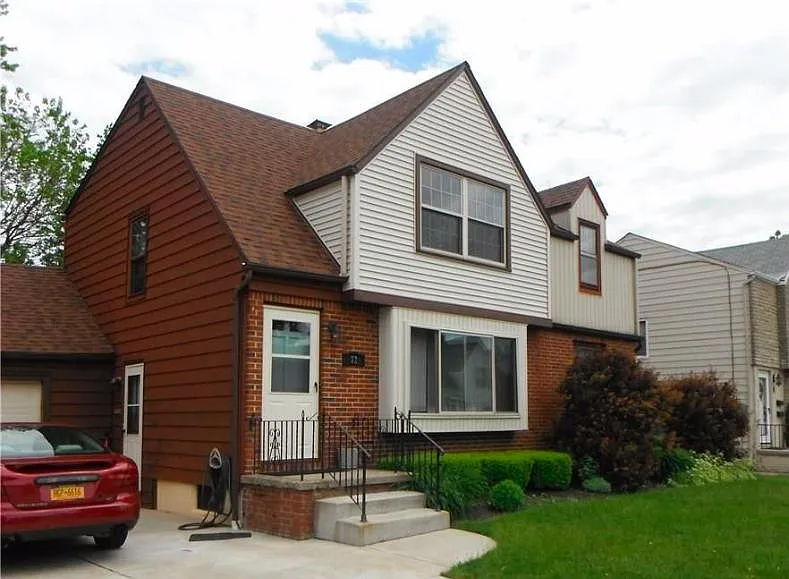 32 Layton Ave photo 1