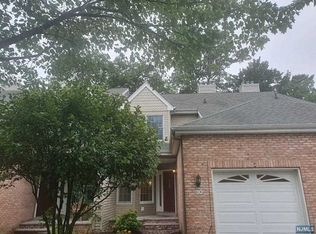 30 Trotters Ln, Allendale, NJ 07401