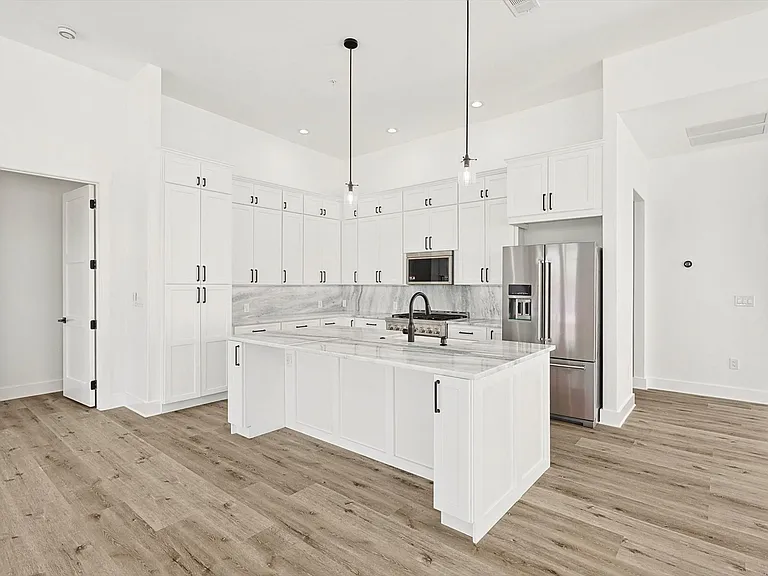 767 W Main St #201 — Photo 8