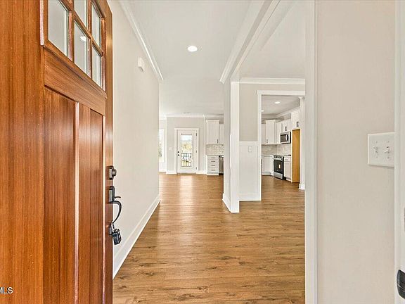 3rd image of 463 Middays Rst