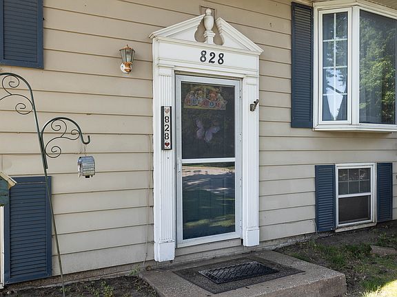 3rd image of 828 4th Ave E