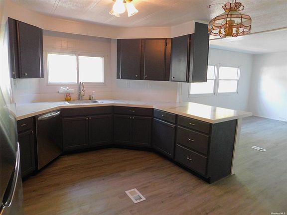 3rd image of 525-136 Riverleigh Ave #136