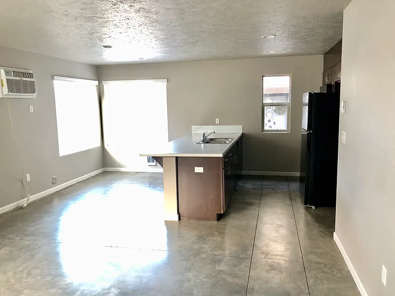 515 W 5th St — Photo 12