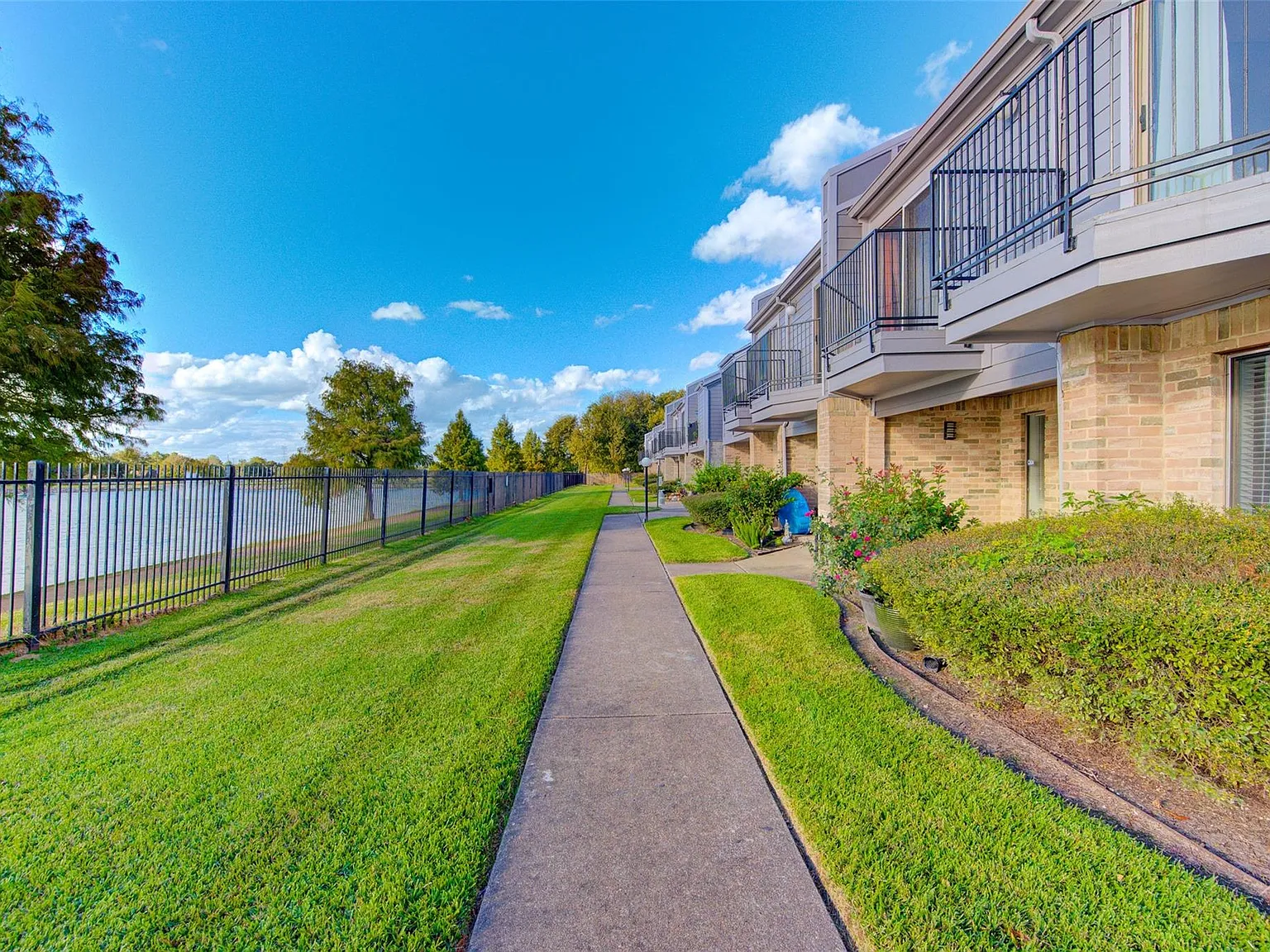 3 bed, 2.5 bath, 1364 sqft, $1,790 — Photo 3