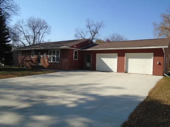 221 N 17th Pl, Estherville, IA 51334