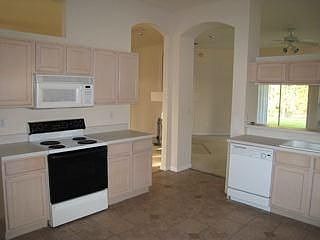 3rd image of 128 Hawthorn Hedge Ln