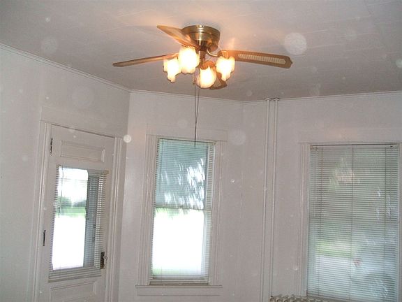 4th image of 403 N 5th Ave