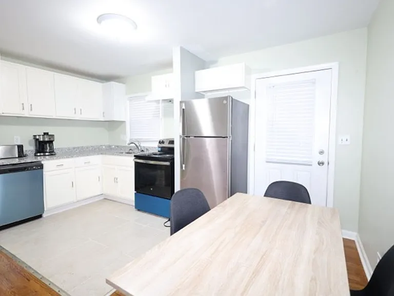 2202 Dering Cir NE #1 — Photo 10