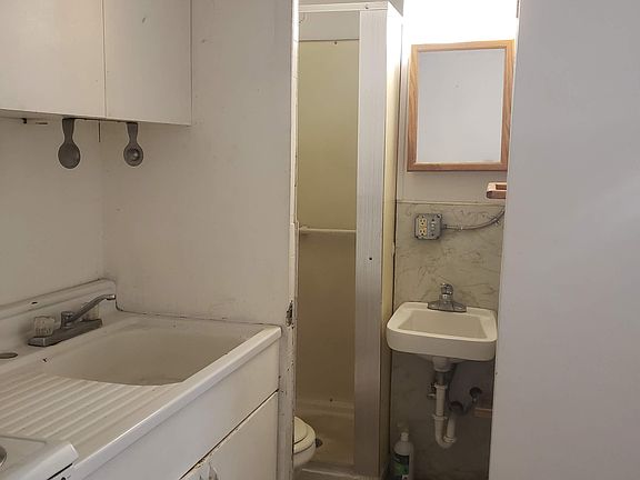 3rd image of 1128 Hess Ave #4