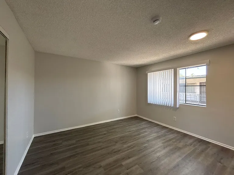 226 South Serrano — Photo 30