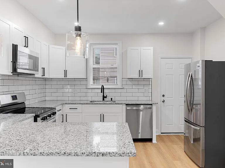 2151 E Stella St — Photo 11