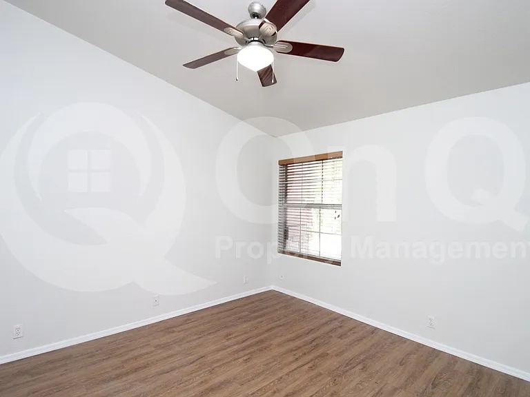 913 E Gary Ln — Photo 10