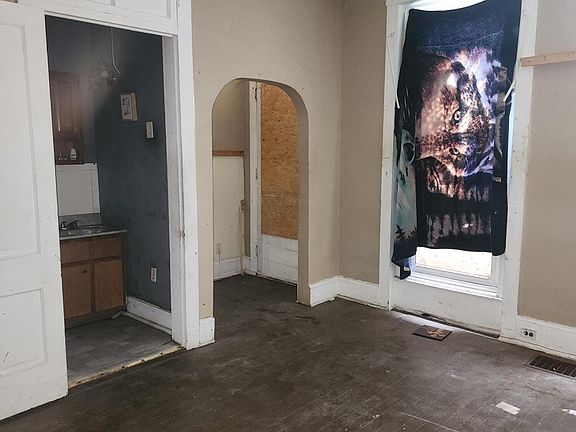 4th image of 2623 Bank St
