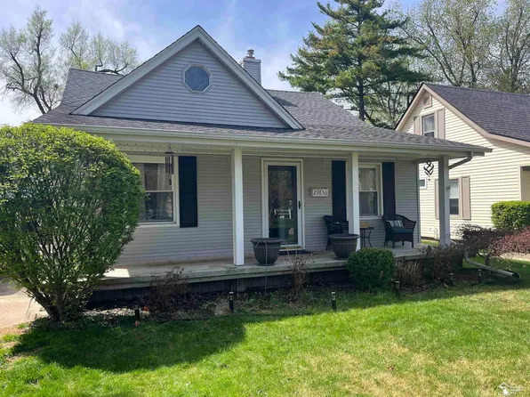 29656 Walnut St, Flat Rock, MI 48134