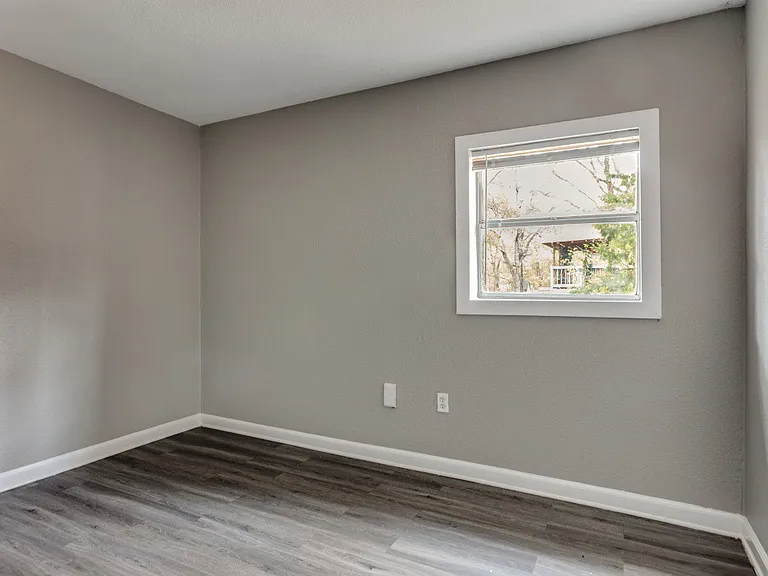1612 Woodview Dr — Photo 6