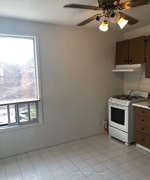 1211 College St #UPPER — Photo 11