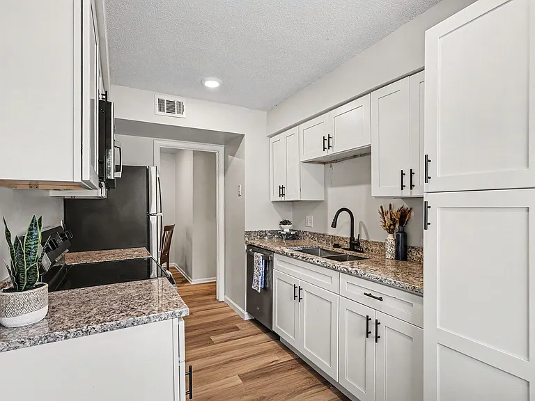 Heatherwood Apartments — Photo 12