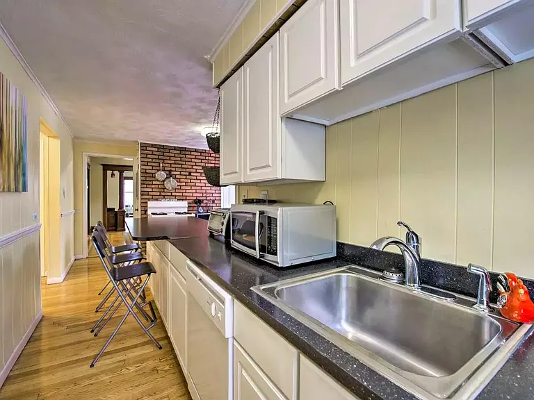 36 Pembroke Ave — Photo 6