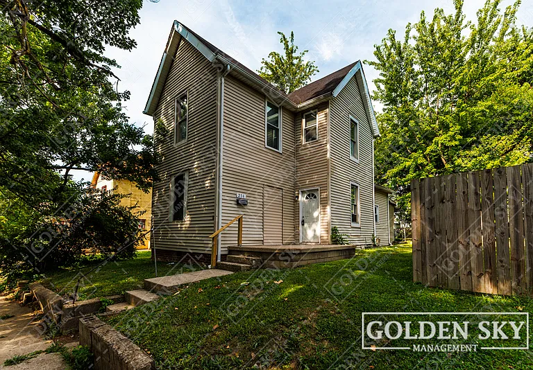 216 N Pershing Dr — Photo 1