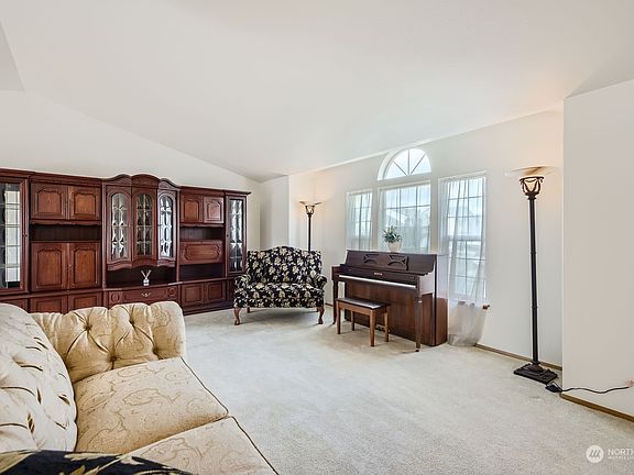 Large living room w/lots of natural light. Vaulted ceilings.>