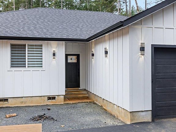 3rd image of 425 Bonnie Ln