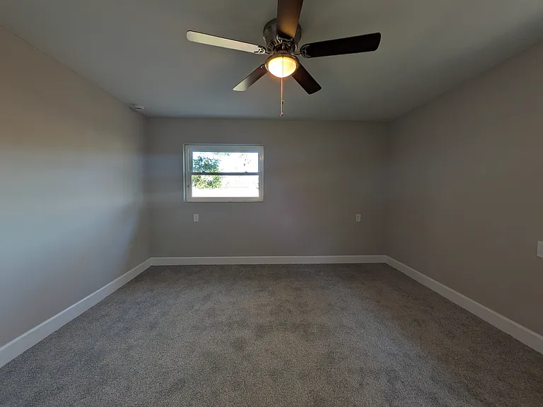 5523 Venetian Blvd NE — Photo 30