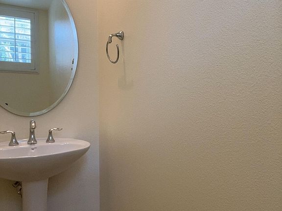 4th image of 386 W Linden Dr
