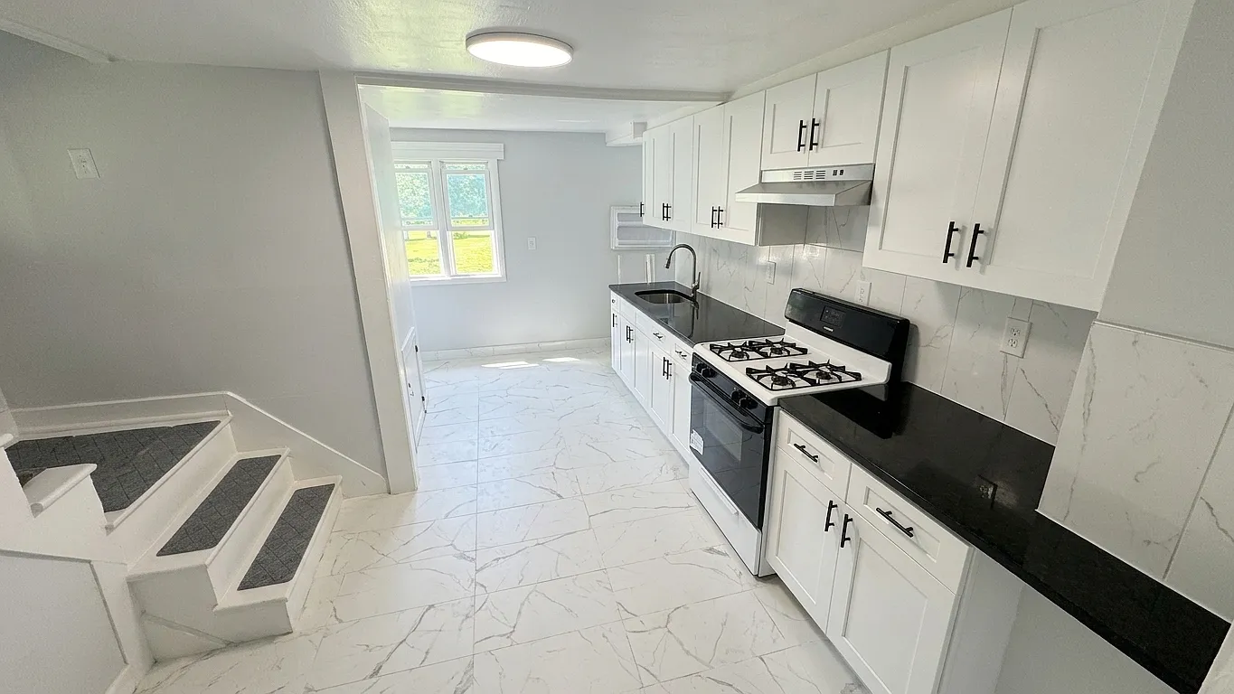 3 bed, 1050 sqft, $1,700 — Photo 1