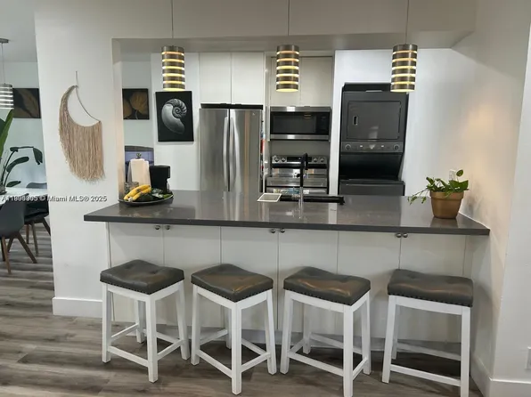 365 SW 86th Ave APT 204, Pembroke Pines, FL 33025