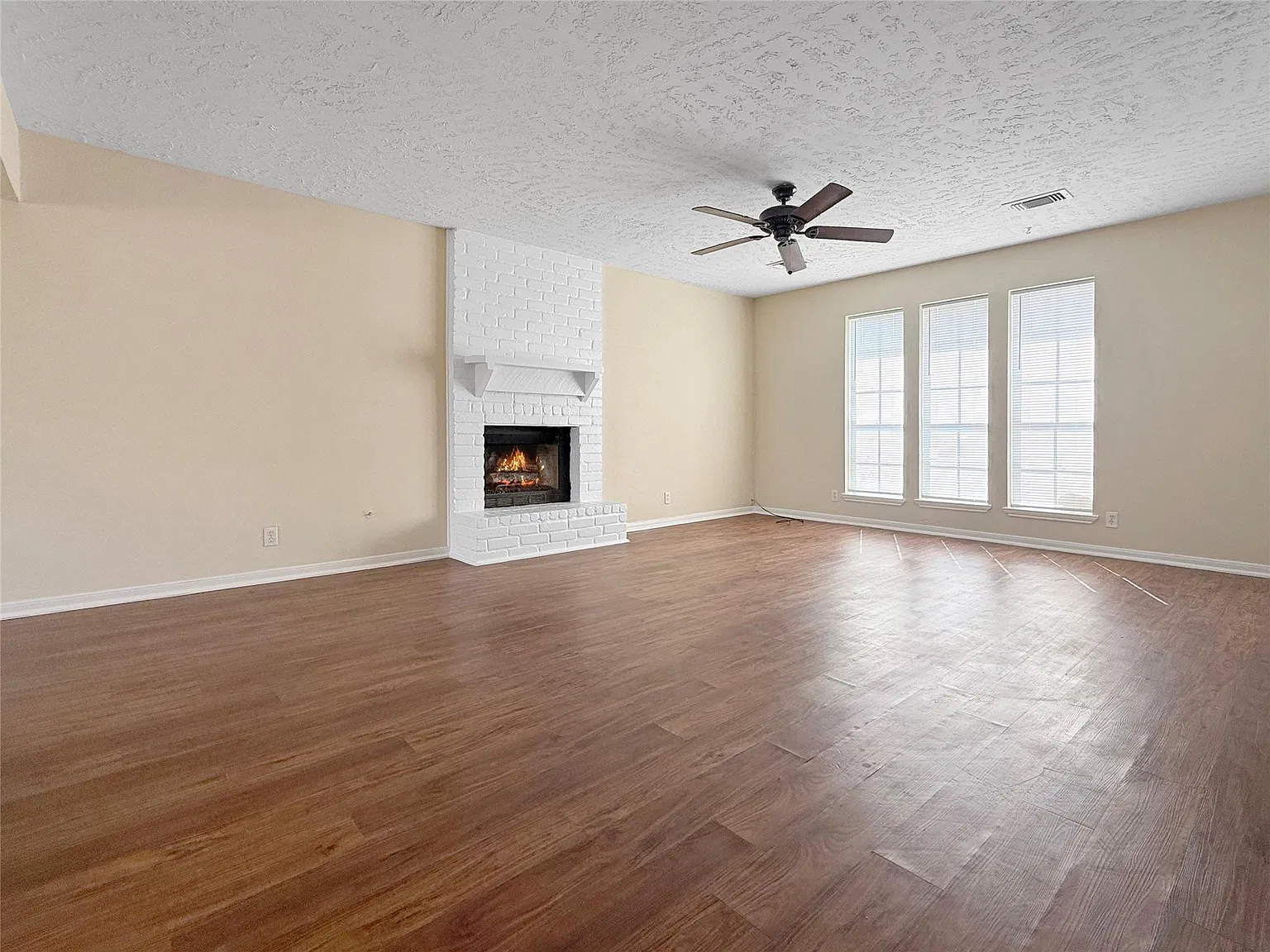 4 bed, 2.5 bath, 1816 sqft, $1,900 — Photo 3