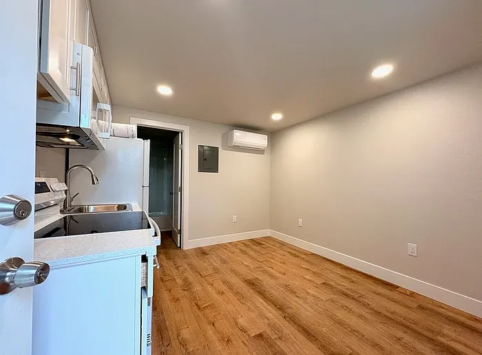 120 Berry St — Photo 4